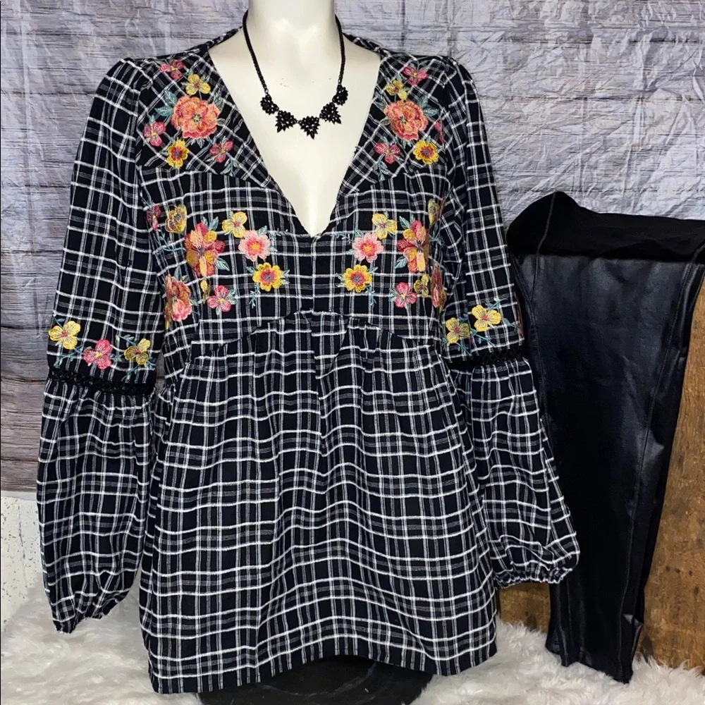 Savanna Jane Black & White Plaid Top With Embroidered Flowers - Picture 3 of 11